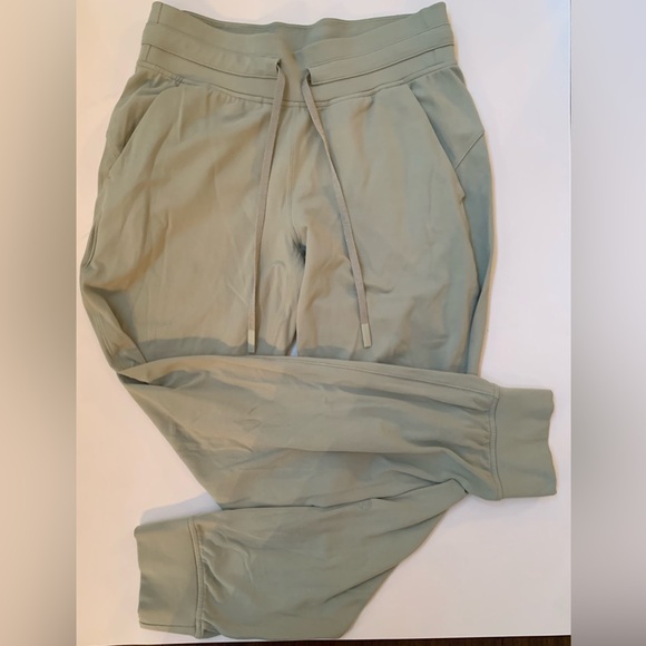 LULULEMON - READY TO RULU PANTS - SIZE 6 - 23” CROPPED - GREEN - Picture 1 of 2